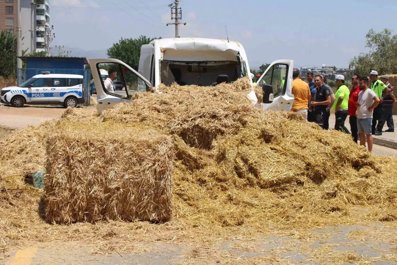 Aydın'da korkutan kaza: Köprüye çarpan tırdan düşen samanlar kamyoneti ezdi