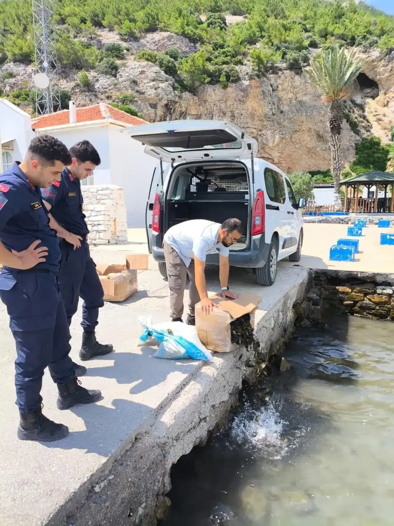 Söke’de kaçak yengeç operasyonu: Binlerce canlı doğaya geri döndü