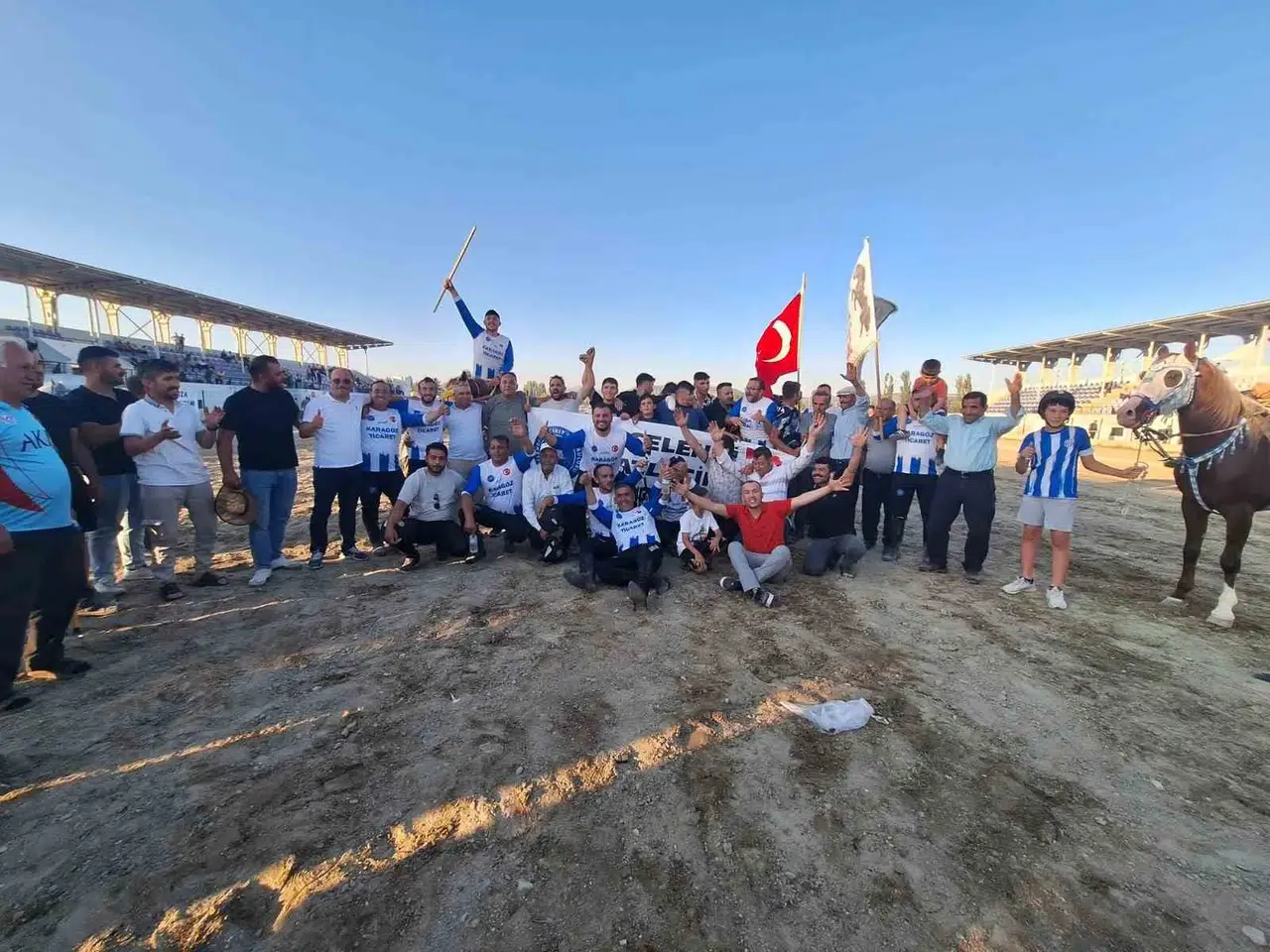 Selendi’nin cirit meydanında büyük gurur: Şampiyonluk kupası sahibini buldu