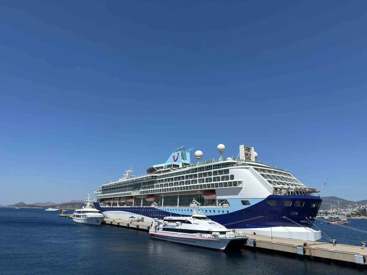 Ege'nin incisi Bodrum'a dev misafir: Binlerce turist limana demir attı