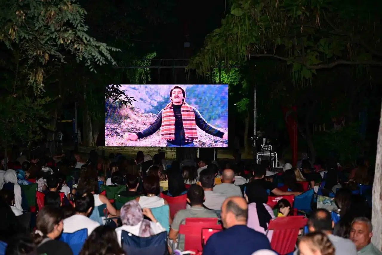 Manisa'da nostalji rüzgarı: Yeşilçam klasikleri parklara taşındı