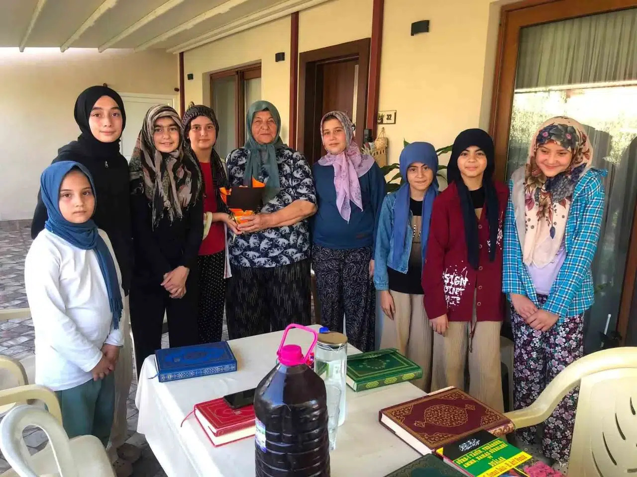 Minik ellerden vefa ziyareti: Kıbrıs gazisinin evinde duygusal anlar