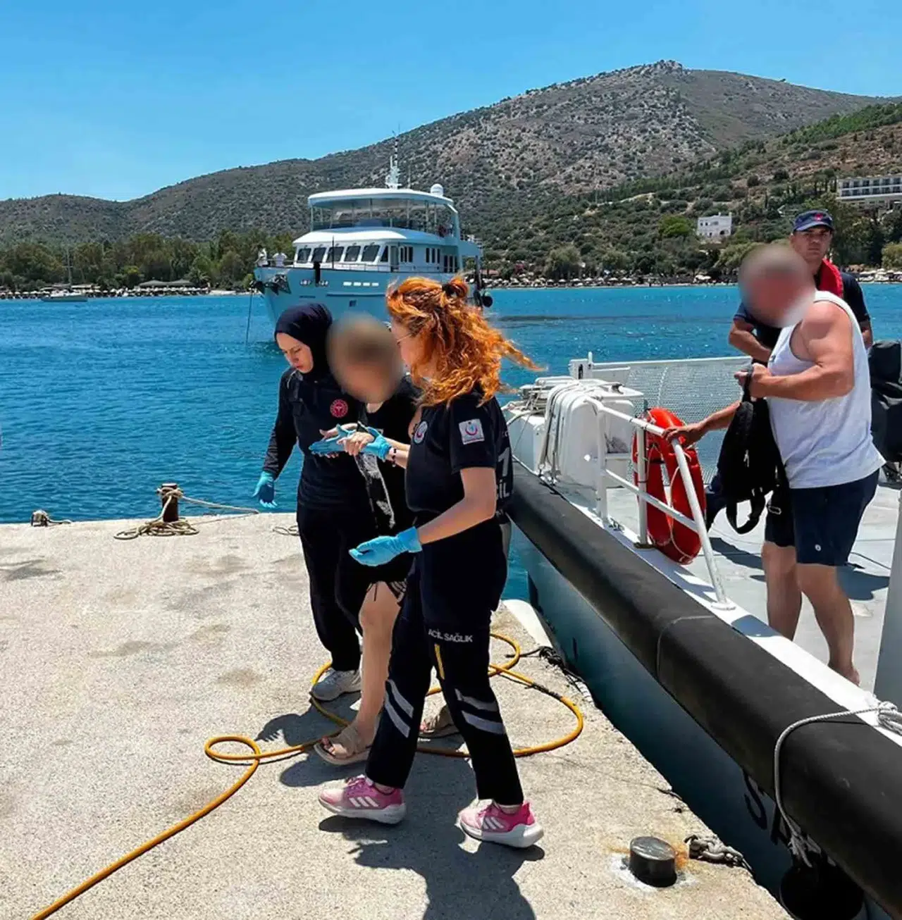 Datça açıklarında nefes kesen operasyon: Teknedeki hastayı Sahil Güvenlik kurtardı