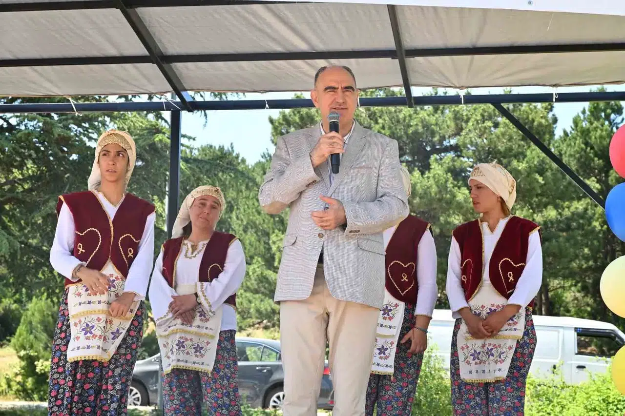 Spil Dağı’nda sevgi dolu buluşma: Koruyucu aileler ve çocuklar unutulmaz bir gün yaşadı