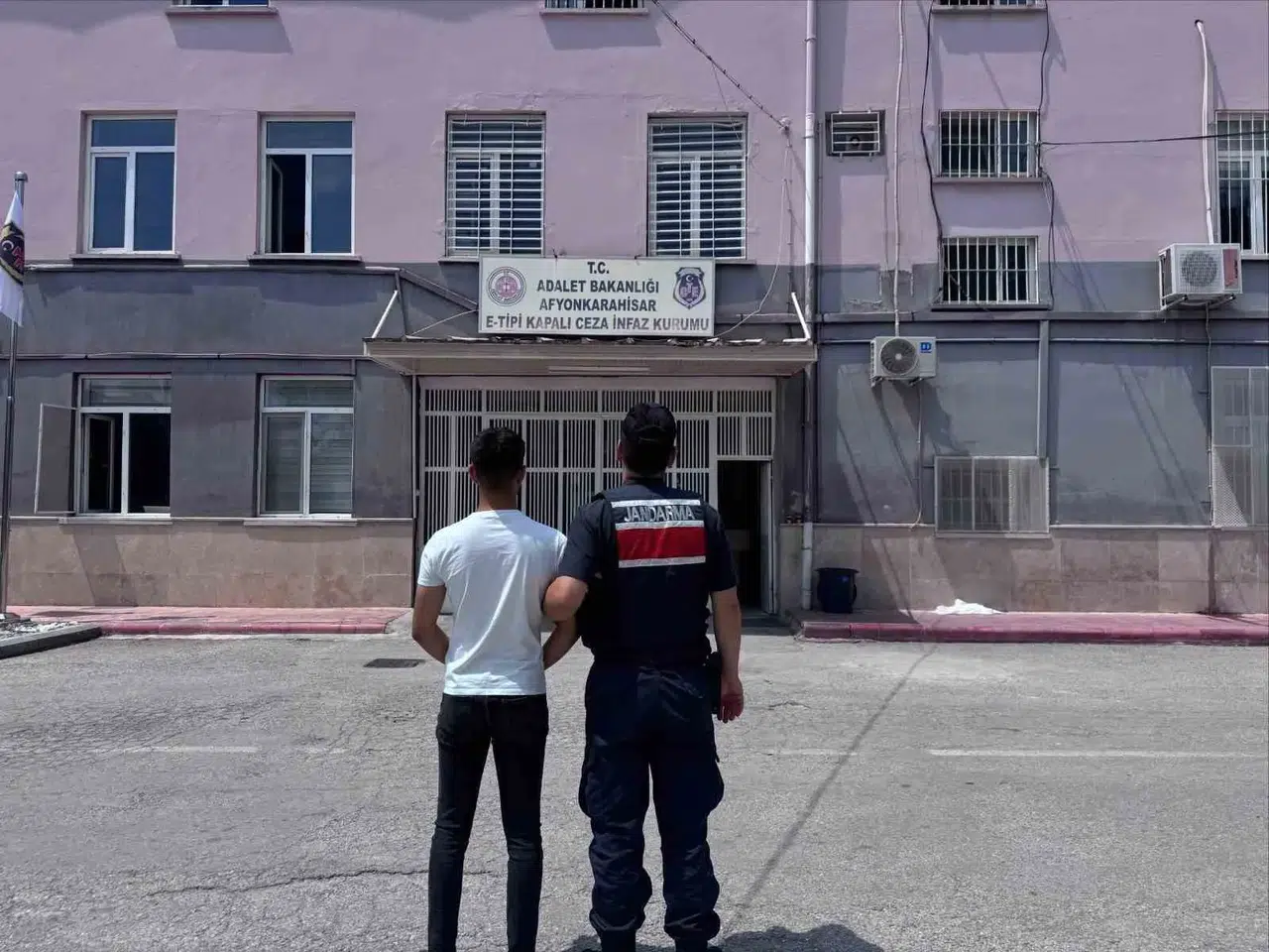 Afyonkarahisar jandarmasından suçlulara geçit yok: 46 gözaltı