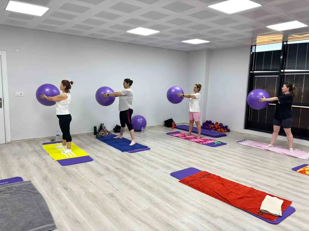 Turgutlu'da spor rüzgarı: Kadınlar zumba ve pilatesle form tutuyor