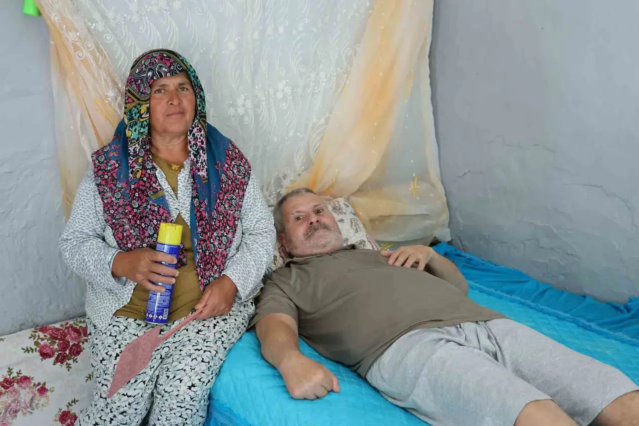 Felçli eşinin huzuru için sineklerle savaşıyor: Bir anlık boşluk bırakmıyor