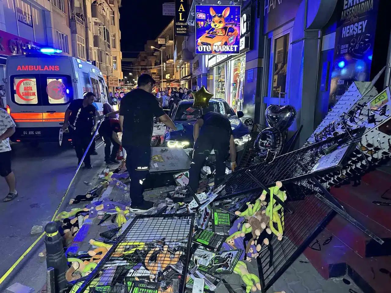 Uşak’ta dehşet anları: Kontrolden çıkan otomobil yayaların arasına daldı