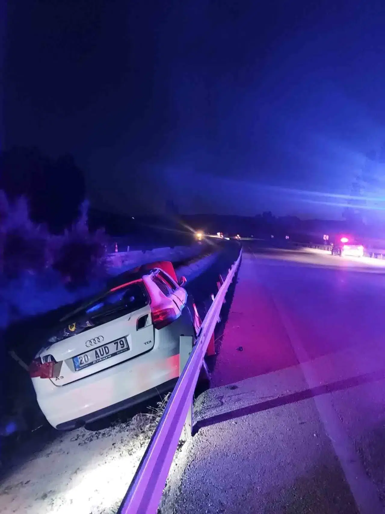 Dinar yolunda acı bilanço: Otomobil bariyerlere saplandı