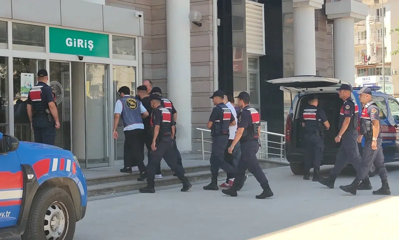 Kuşadası’nda lüks adrese şafak baskını: Suç dosyaları kabarık iki şüpheli yakalandı