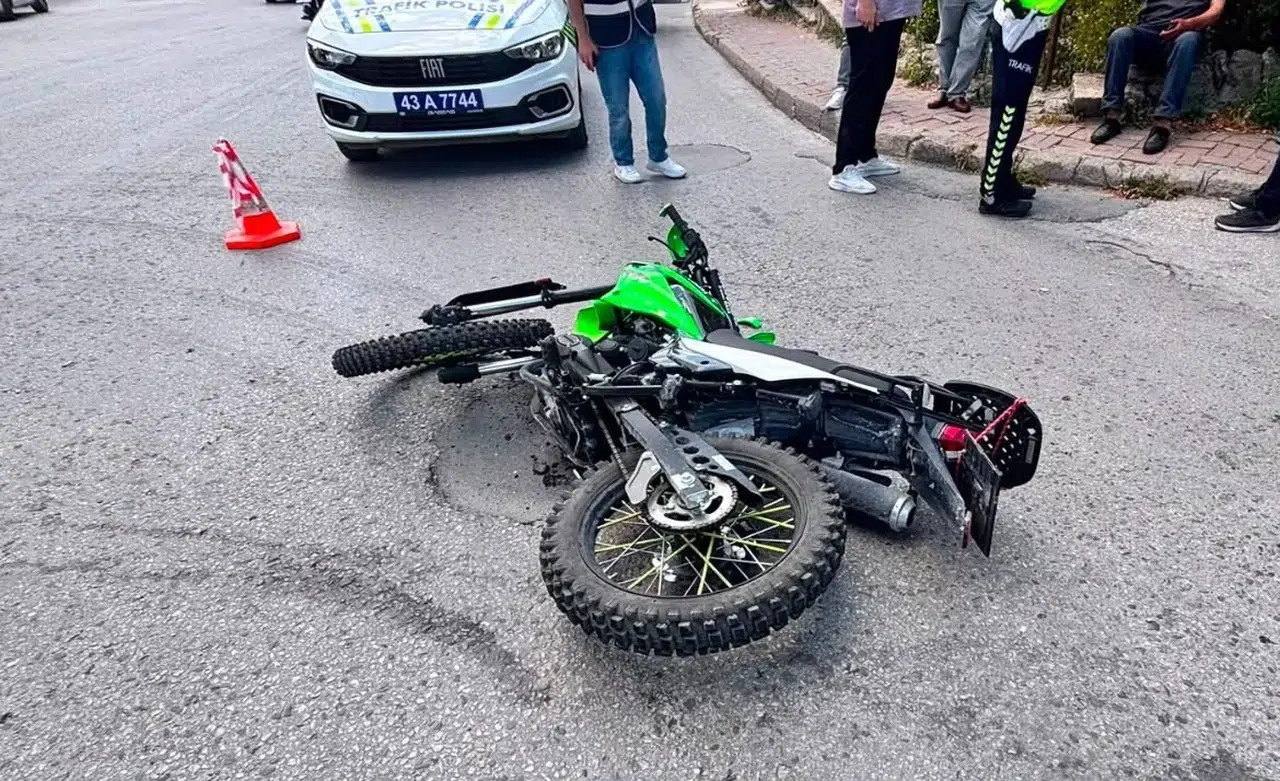 Tavşanlı’da kavşak kazası: Motosikletli sürücü hastanelik oldu