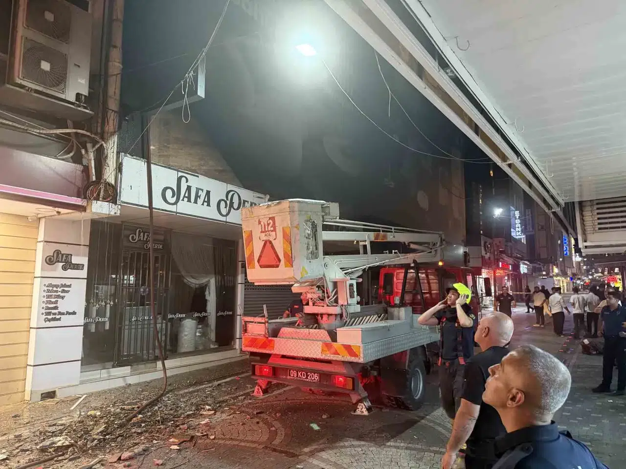 Kedi kurtarmaya giden itfaiye ekipleri faciayı önledi: AVM’de büyük tehlike