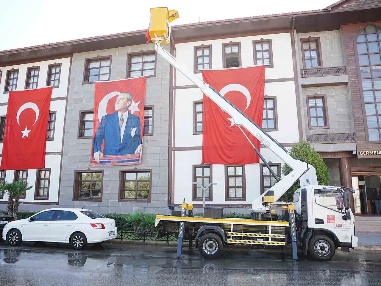 Germencik’in hizmet gücü büyüyor: Belediyeye yeni araç takviyesi