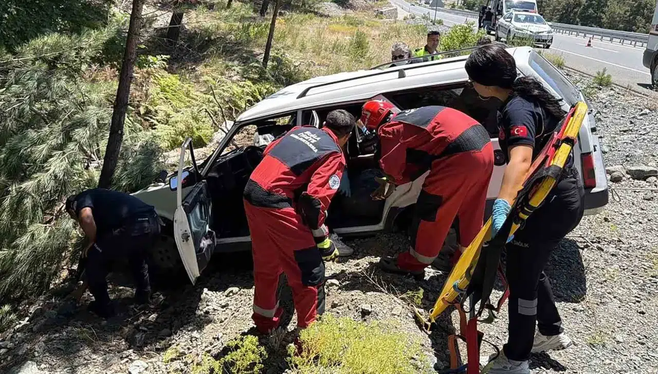 Muğla yolunda korkutan kaza: Ağaca çarpan araçta sıkışanlar kurtarıldı