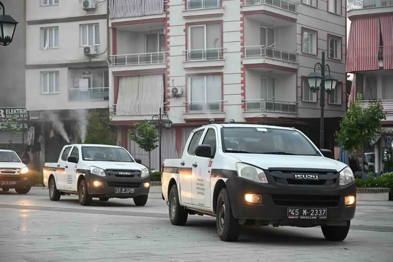 Sarıgöl’de haşereye karşı dev operasyon: 35 mahalle aynı anda ilaçlandı