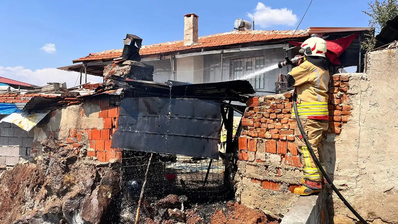 Manisa'da korkutan fırın yangını: Ekipler alevleri büyümeden durdurdu