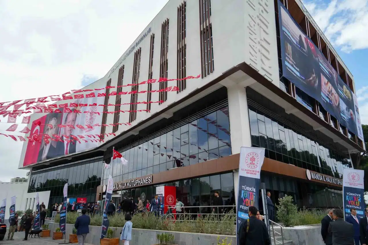 Manisa'da okuma tutkusu teknolojiyle buluştu: Yarım milyona yakın ziyaretçi ağırlandı