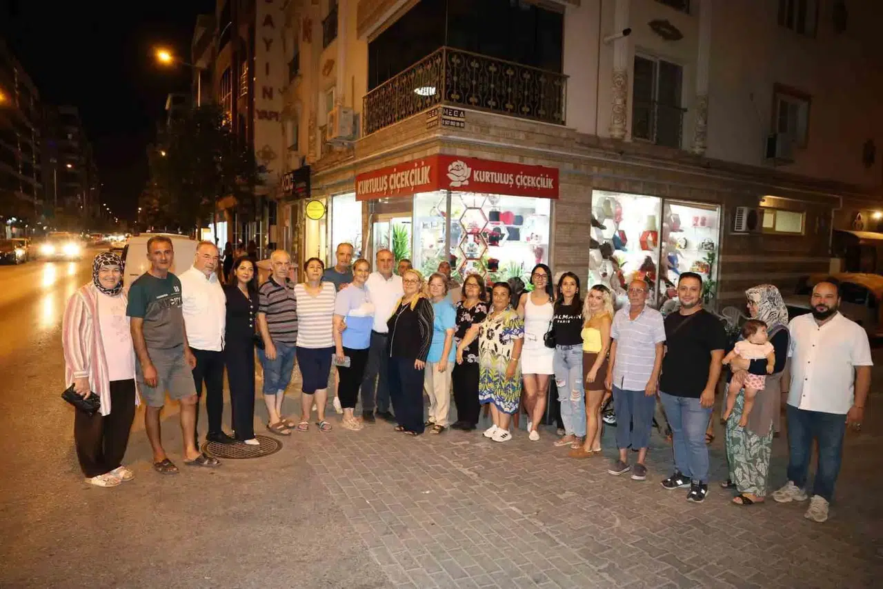İncirliova'da akşam mesaisi: Başkan Kaya mahalleliyle çay eşliğinde dertleşti