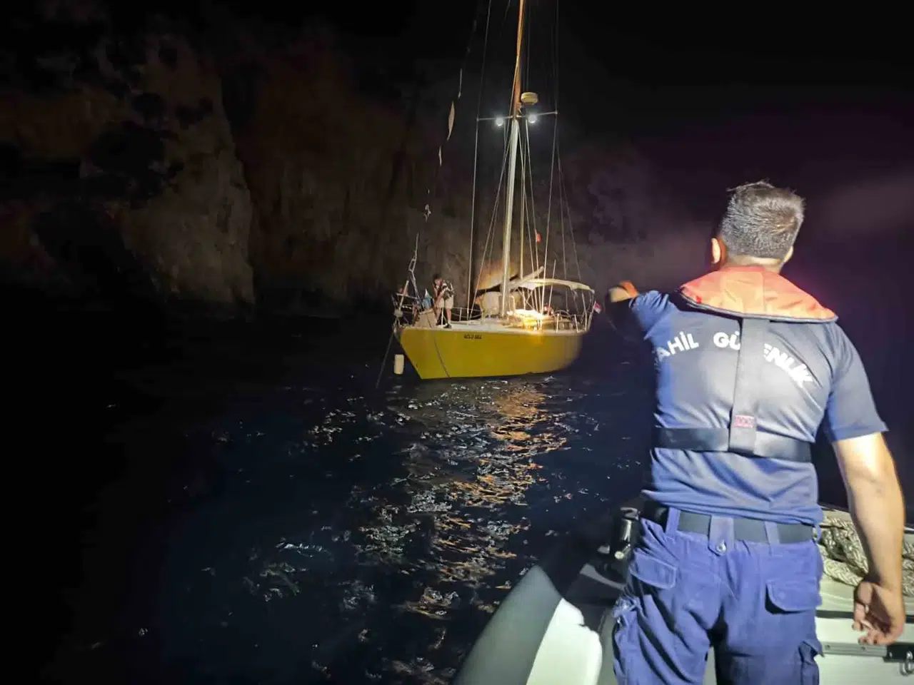 Kuşadası açıklarında korku dolu anlar: Sürüklenen tekne Sahil Güvenlik ile güvenli limana çekildi