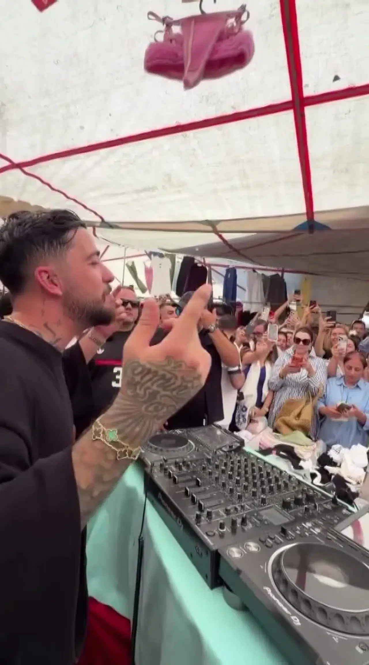 Alaçatı pazarında beklenmedik ritimler: Mahmut Orhan tezgah arasında DJ kabinine geçti