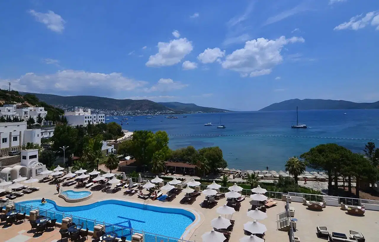Bodrum’un kalbinde müzik ziyafeti: Azka Hotel sahne ışıklarını yakıyor