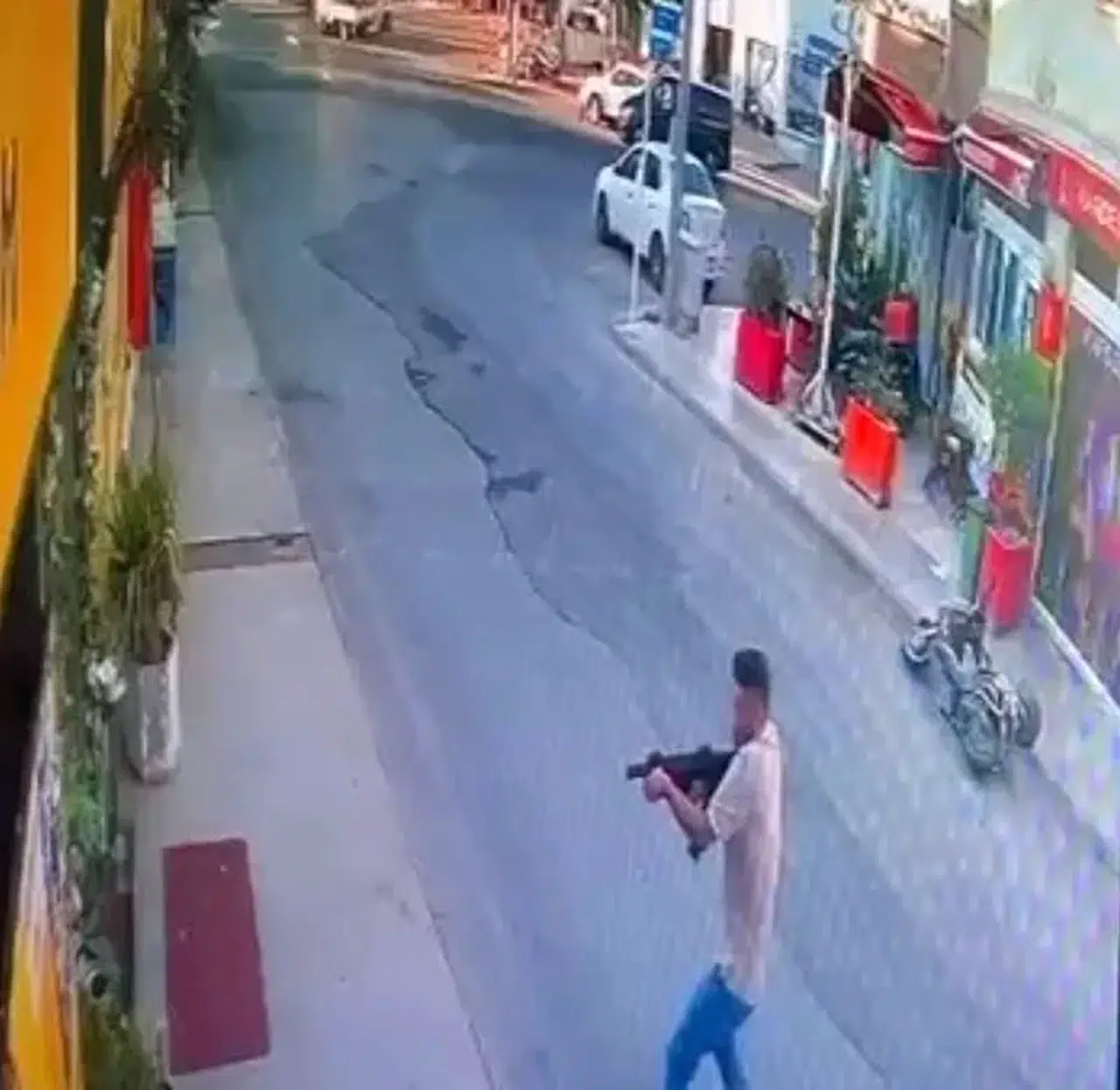 Bodrum'da dehşet anları: Sevgilisinin çalıştığı dükkanı tüfekle taradı