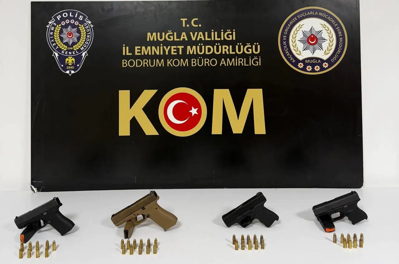 Bodrum'da şüpheli hareketler polisin dikkatinden kaçmadı: Çanta dolusu silahla yakalandılar