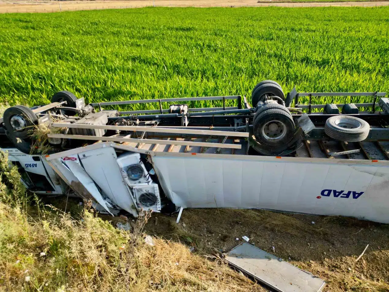 Afyonkarahisar yolunda AFAD tırı kaza yaptı: 2 yaralı