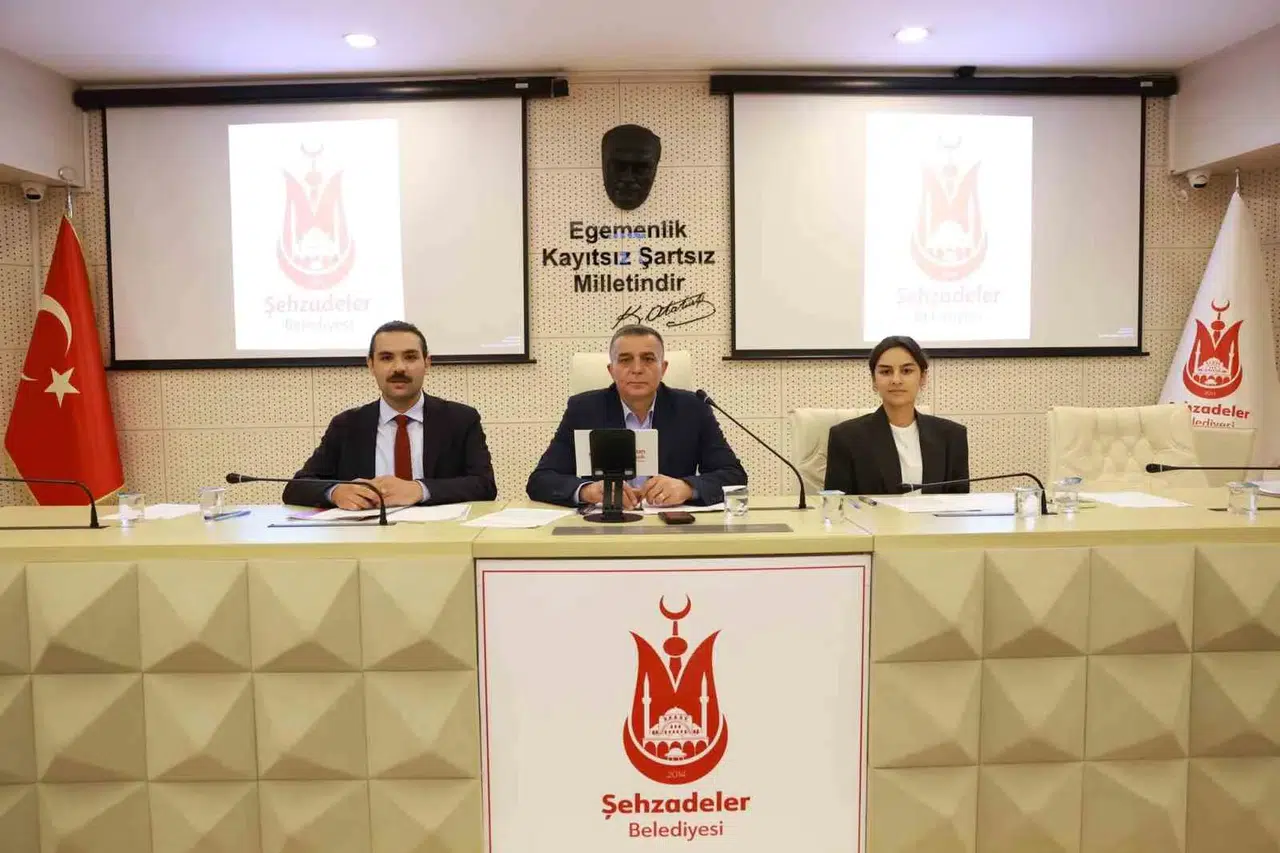 Şehzadeler’de yoğun mesai: 33 karar alındı, hizmet seferberliği vurgusu yapıldı