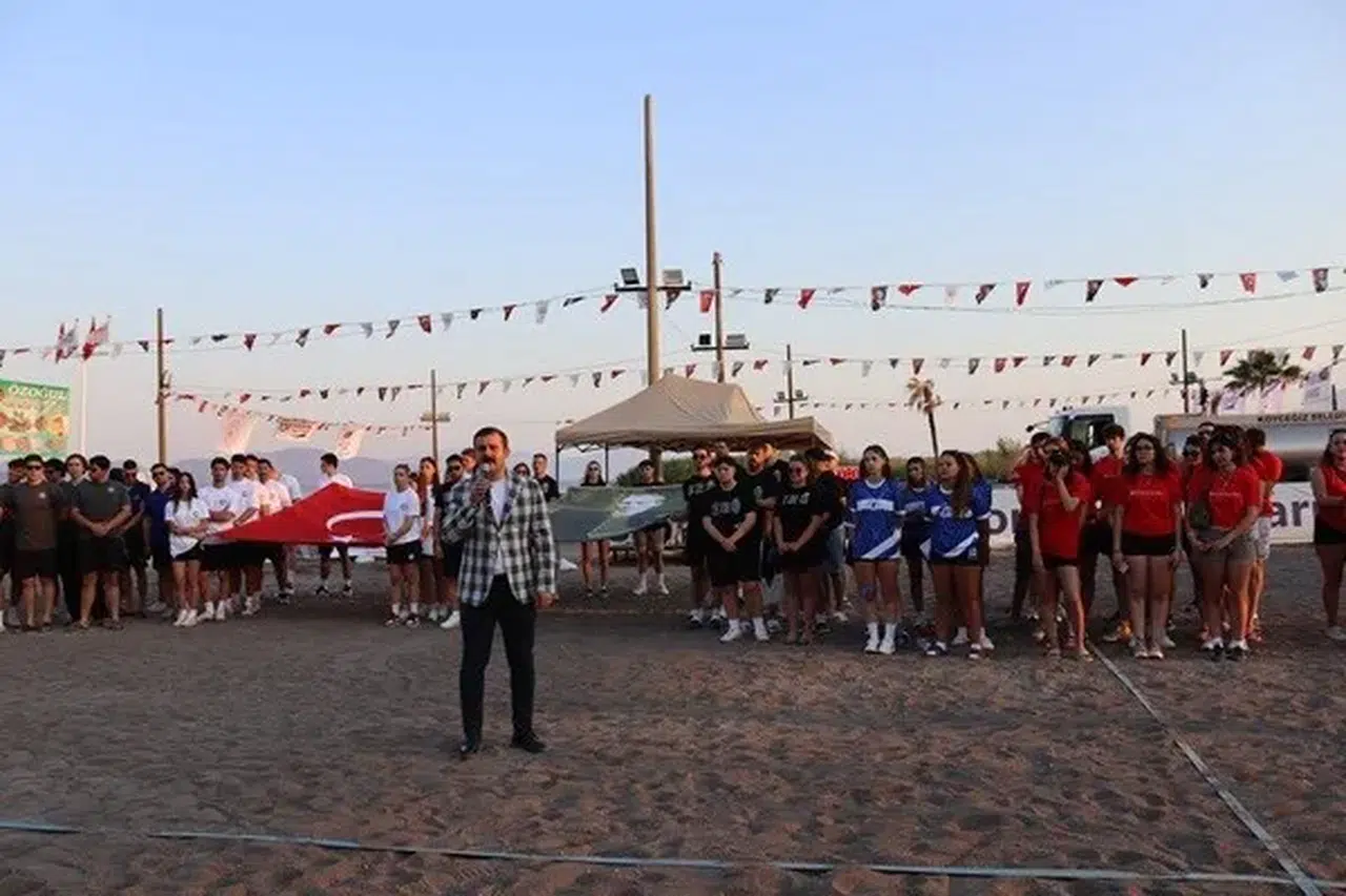 Köyceğiz’de plaj hentbolu rüzgarı: Üniversiteli sporcular şampiyonluk için sahada