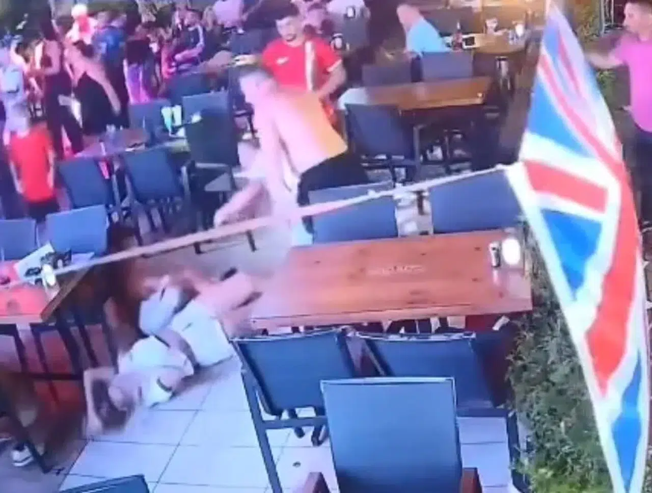 Marmaris'te dehşet anları: Restoranda ailesine saldıran turiste vatandaşlar müdahale etti