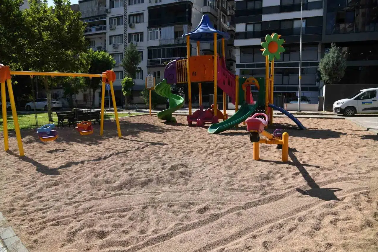 Yunusemre’de oyun alanlarına doğa dostu dokunuş: Zeytin çekirdeği dönemi başladı