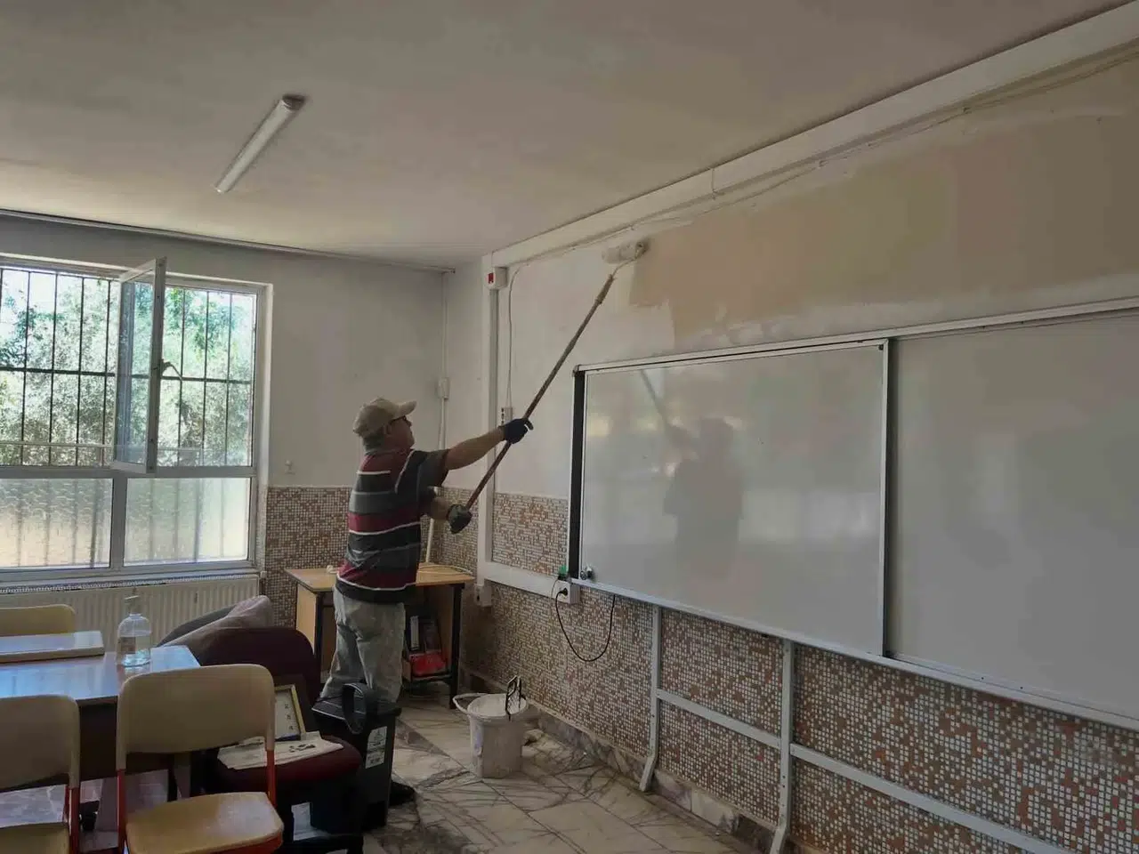 Salavatlı İlkokulu’nda hummalı çalışma: Öğrenciler yeni döneme yenilenmiş sınıflarla girecek
