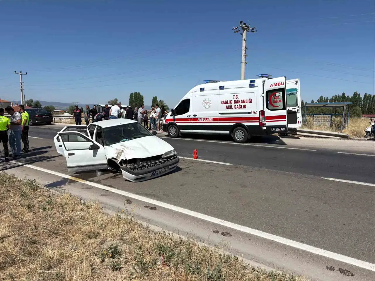 Afyonkarahisar'da dehşet anları: Bariyerlere çarpan araç hurdaya döndü