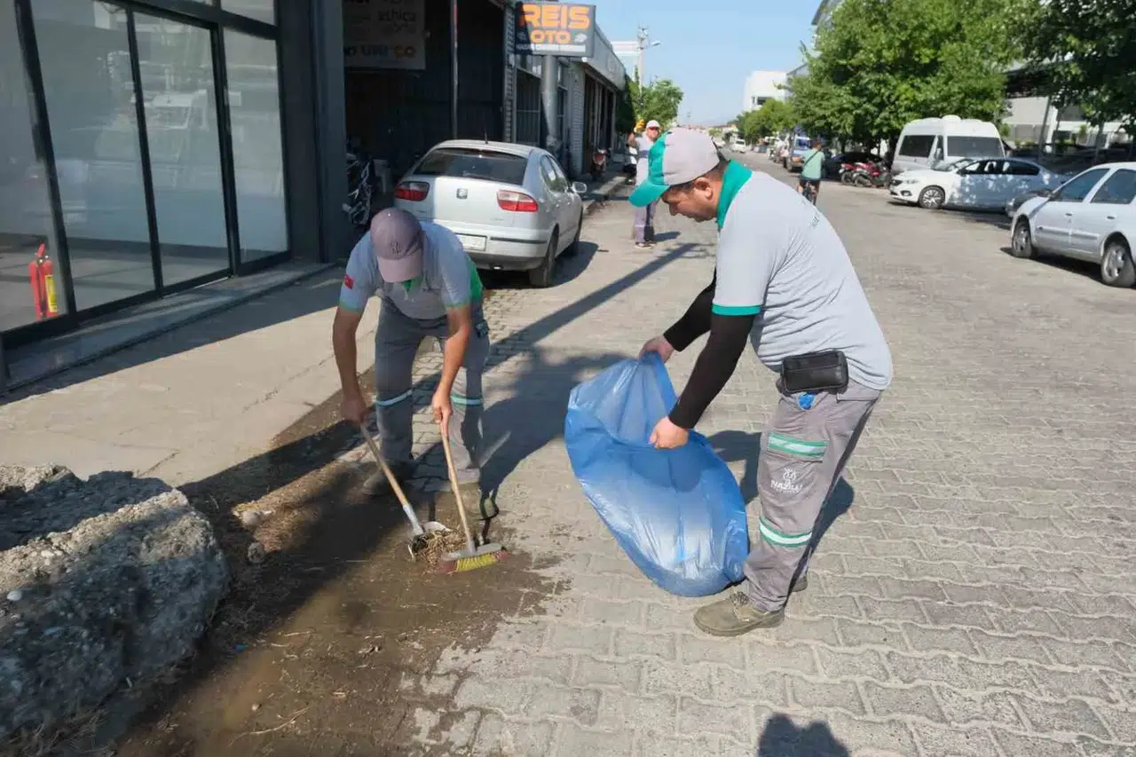 Nazilli sanayisinde mesai erken başladı: Esnaf kepenk açmadan temizlik bitti