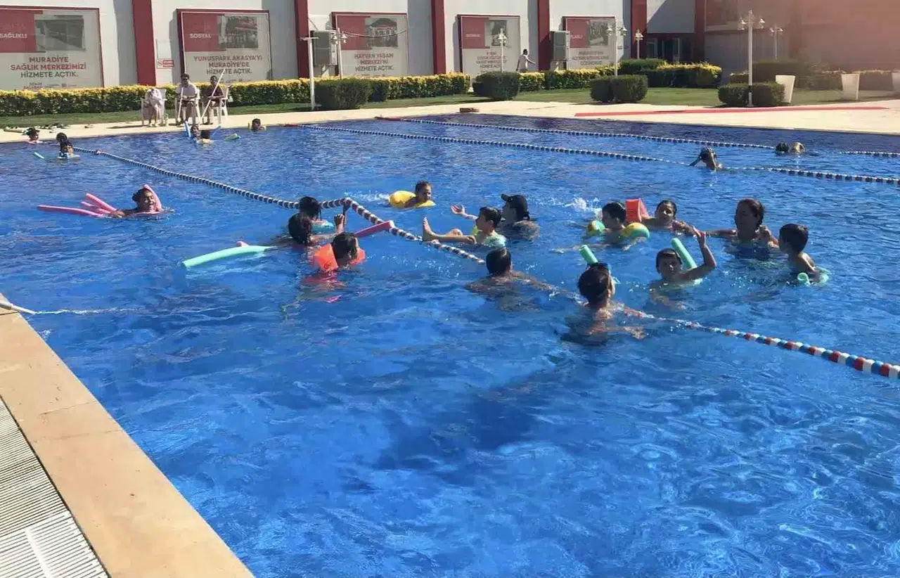 Merkez Efendi’nin minikleri havuzda kulaç attı: Yaz tatili sporla renklendi