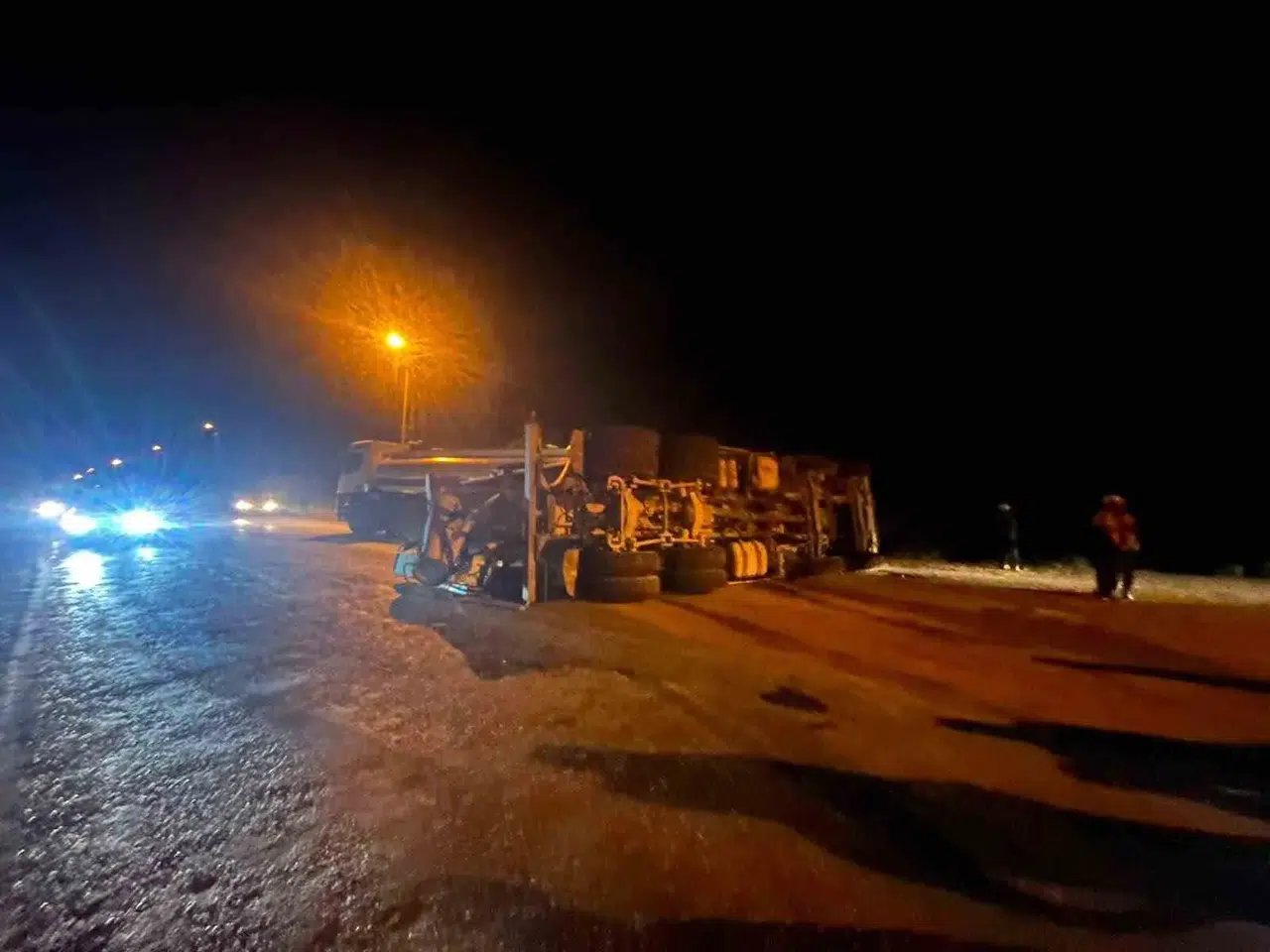 Manavgat yolunda korkutan kaza: Beton mikseri yan yattı
