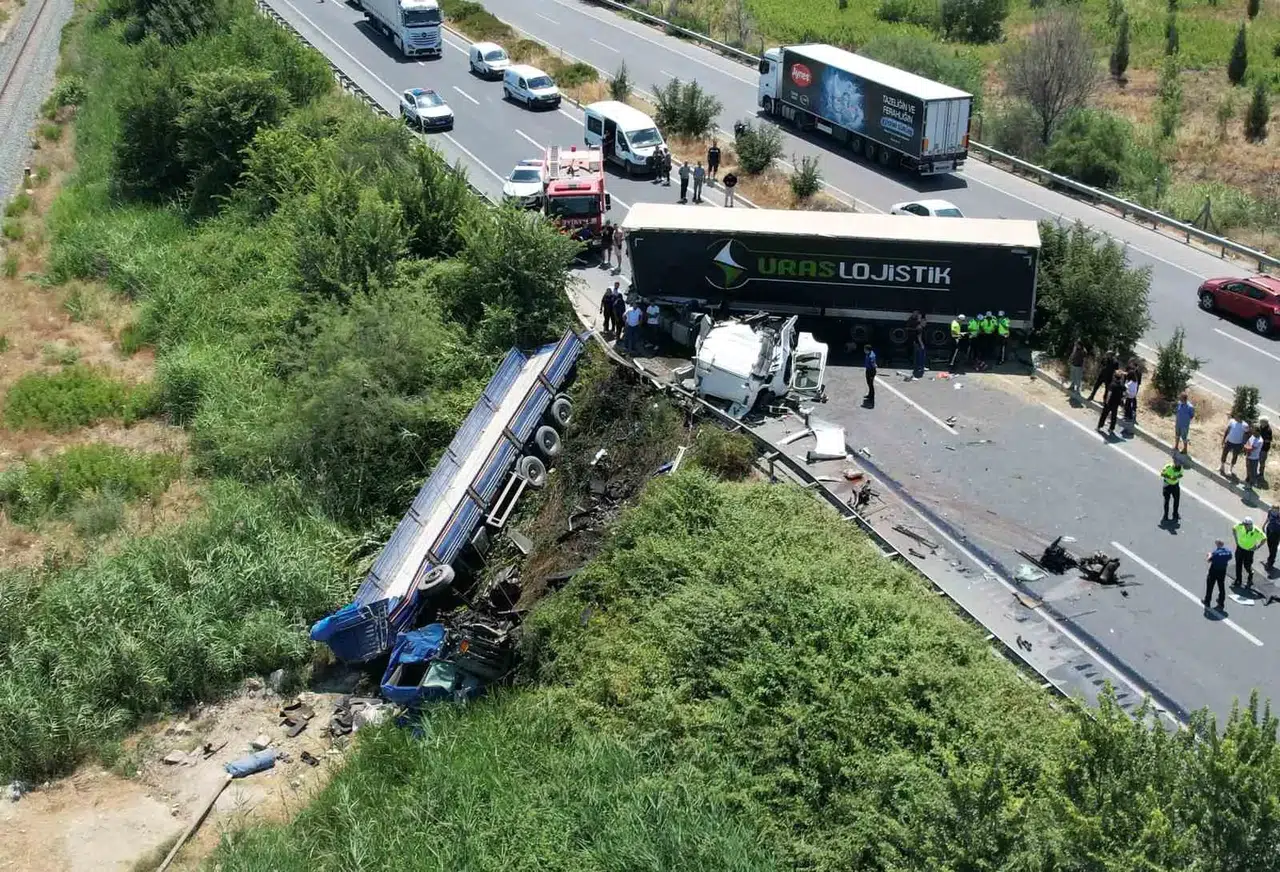 Denizli'de tır dehşeti: Yollar kan gölüne döndü, bir sürücü hayatını kaybetti