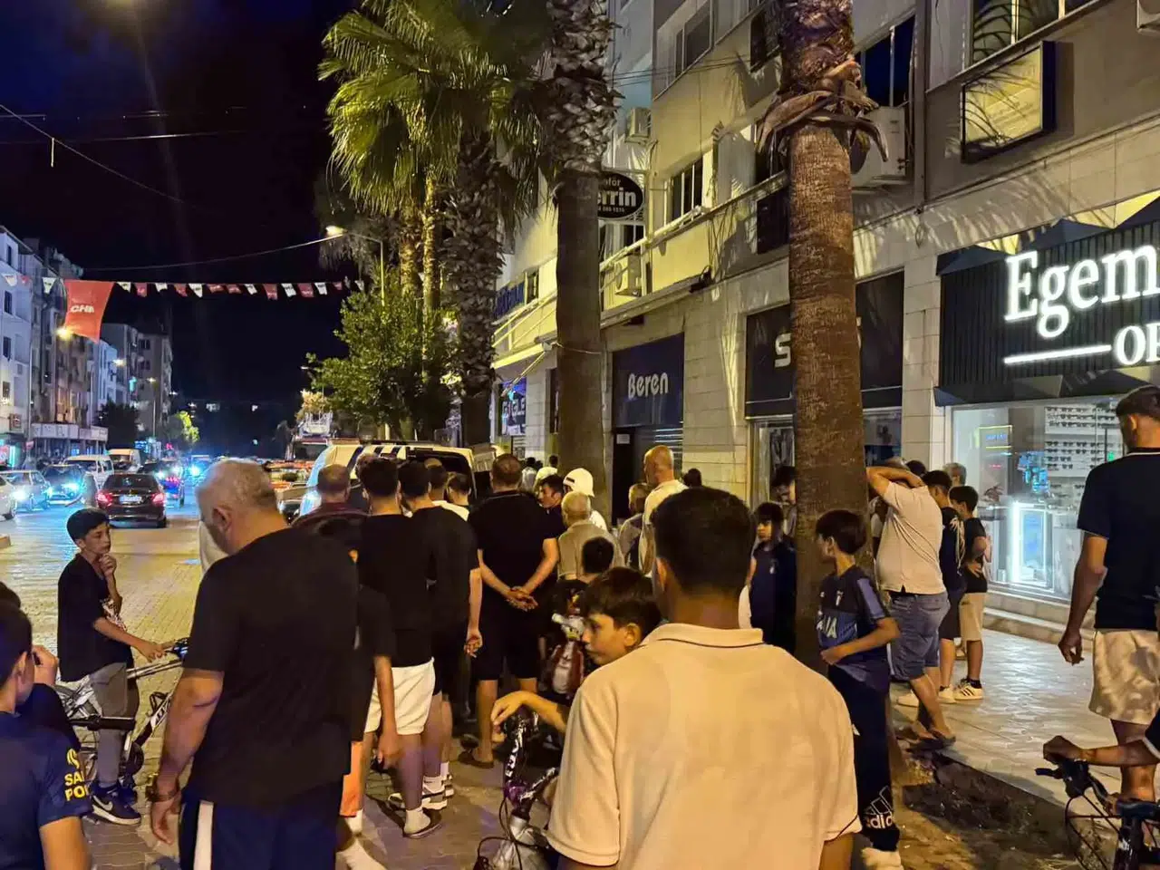 Ortaca'da yürekleri ağza getiren anlar: Çatıdaki genci ikna etmek için seferber oldular