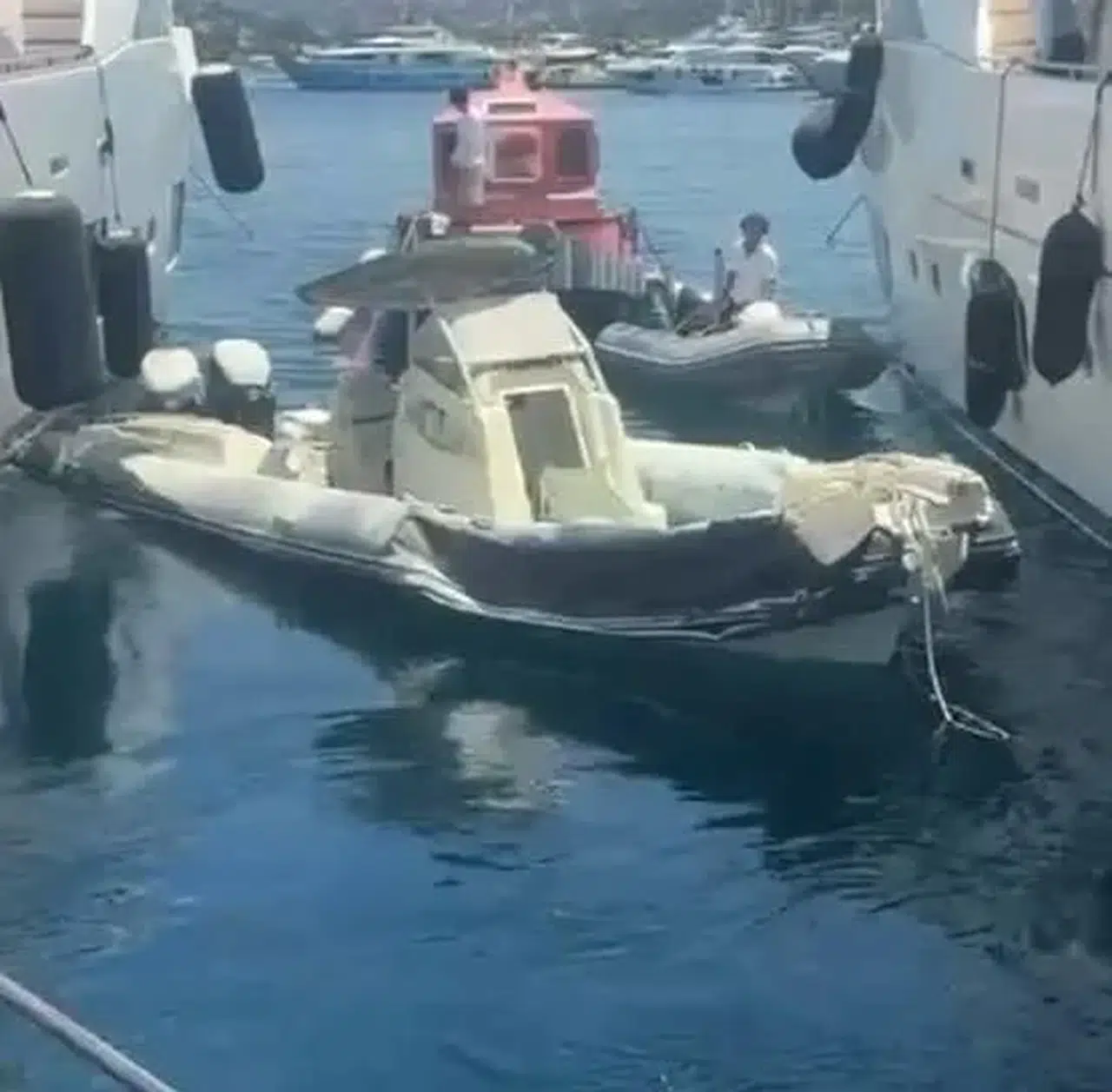 Bodrum'da korku dolu anlar: Temizlik yaparken kontrolden çıkan bot rıhtıma çakıldı