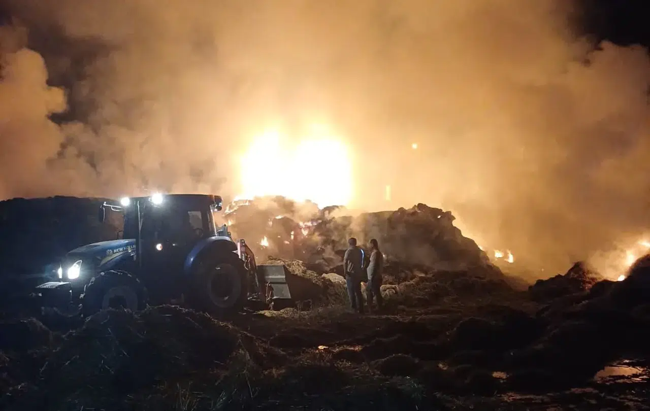 Çine’de geceyi aydınlatan felaket: 150 ton saman kül oldu