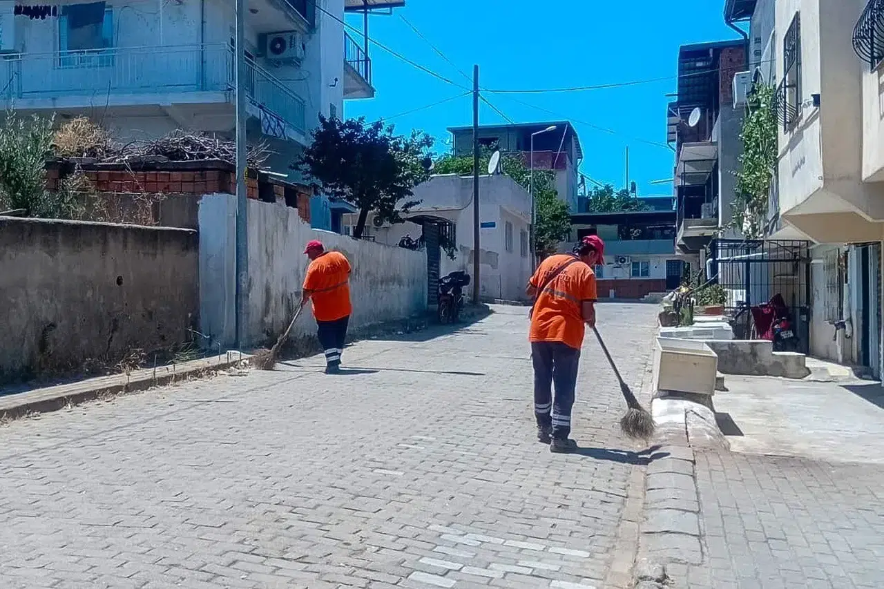 Efeler'de hijyen seferberliği: Sokaklar pırıl pırıl oldu