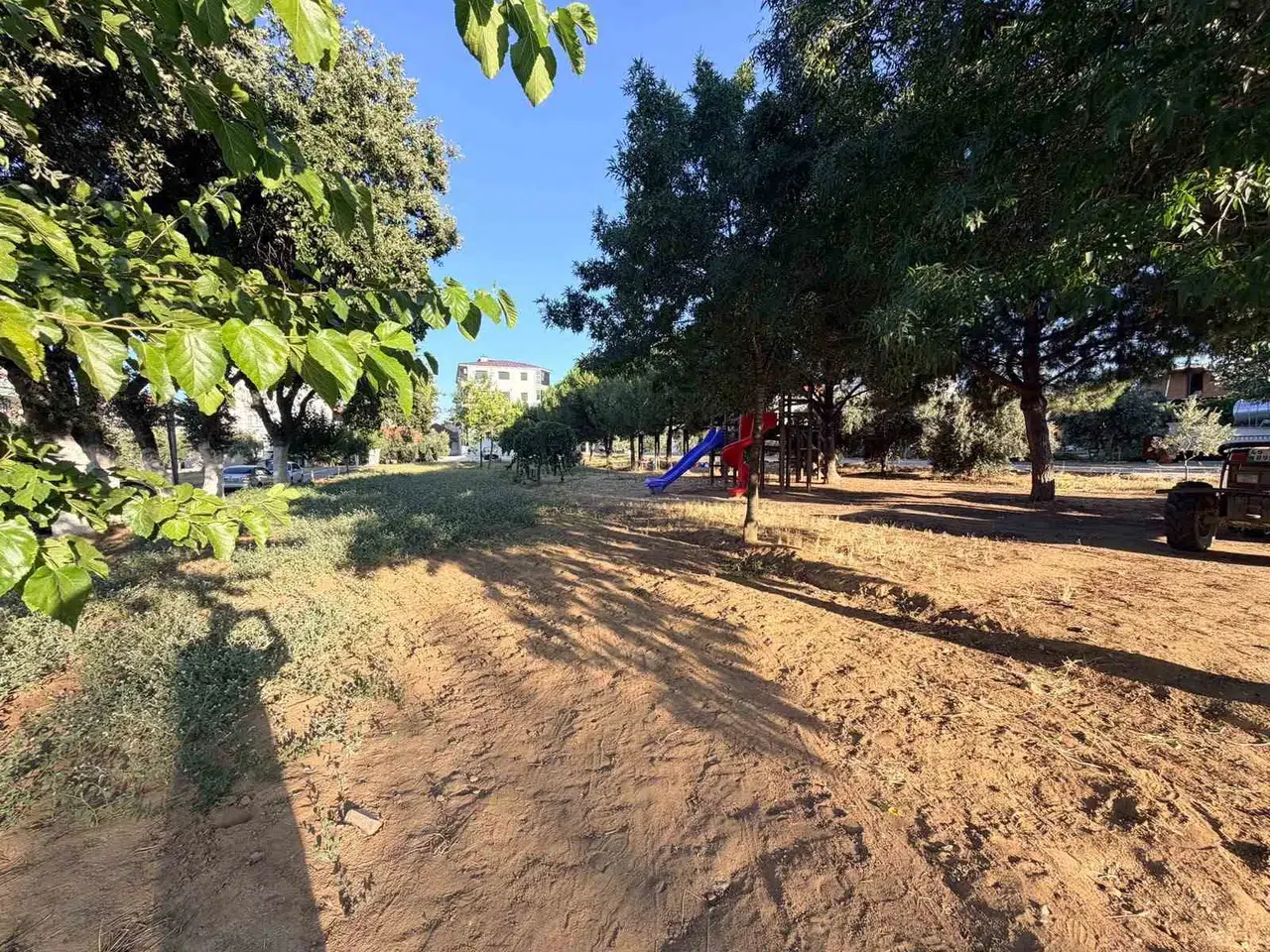 Sarıgöl'de yeşil seferberlik: Parklar modern dokunuşlarla yenileniyor