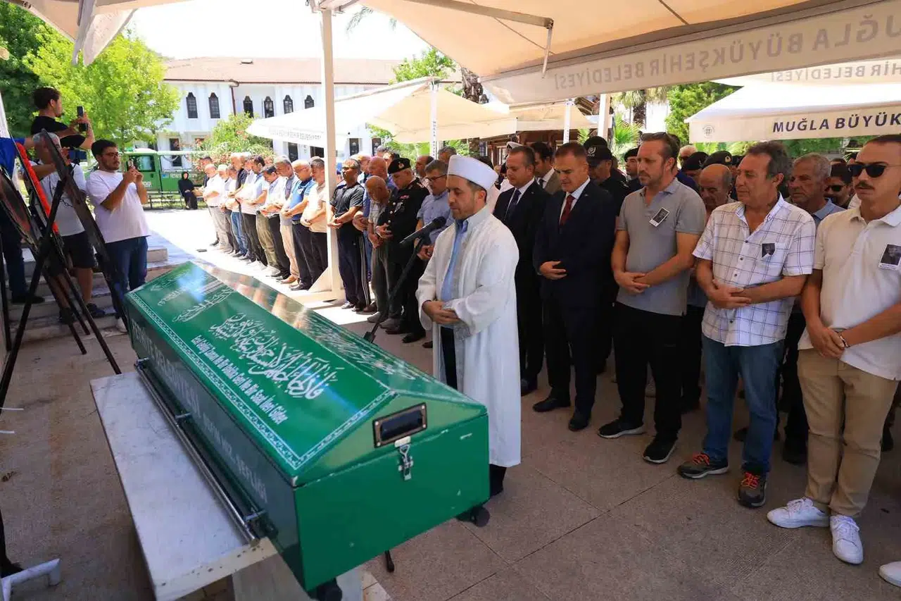 Vali Akbıyık acılı aileyi yalnız bırakmadı: Şehit babası son yolculuğuna uğurlandı