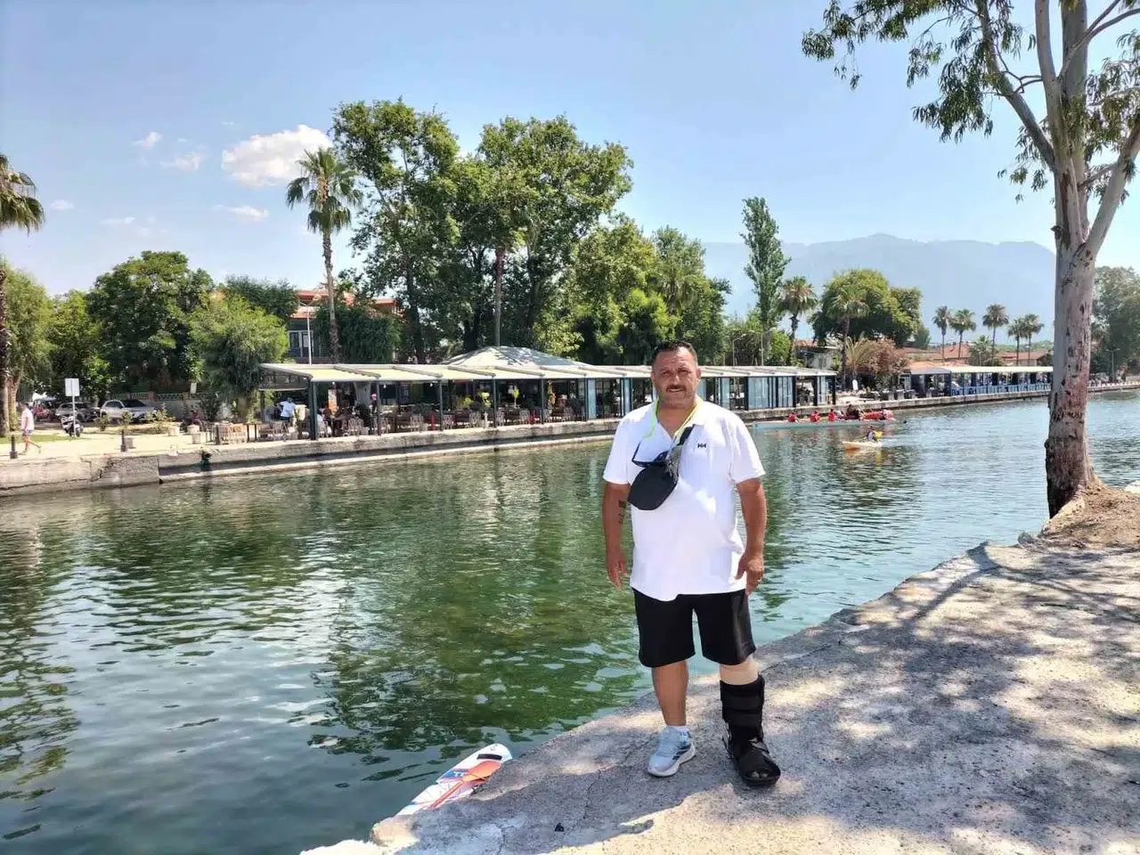 Hizmet aşkı engel tanımıyor: Ayağı alçıda olmasına rağmen sahadan ayrılmadı