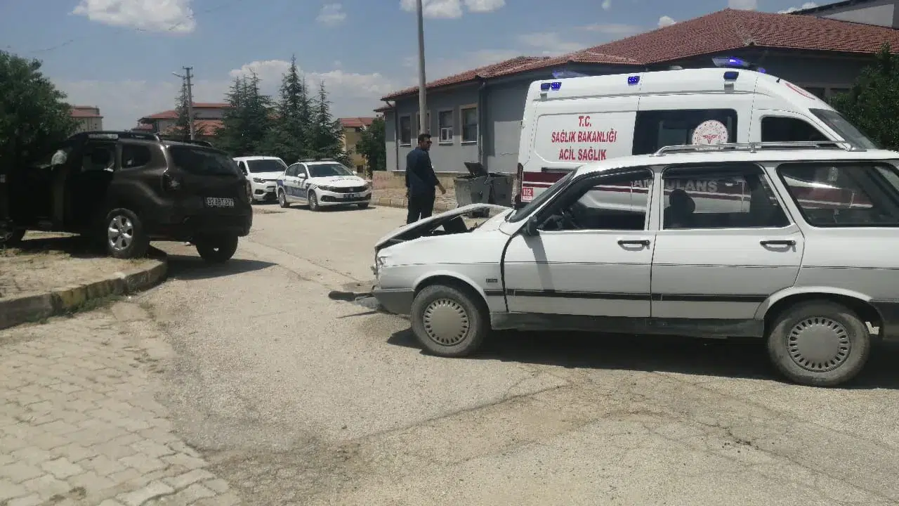 Yalvaç’ta trafik kâbusu: İki araç çarpıştı, ortalık savaş alanına döndü