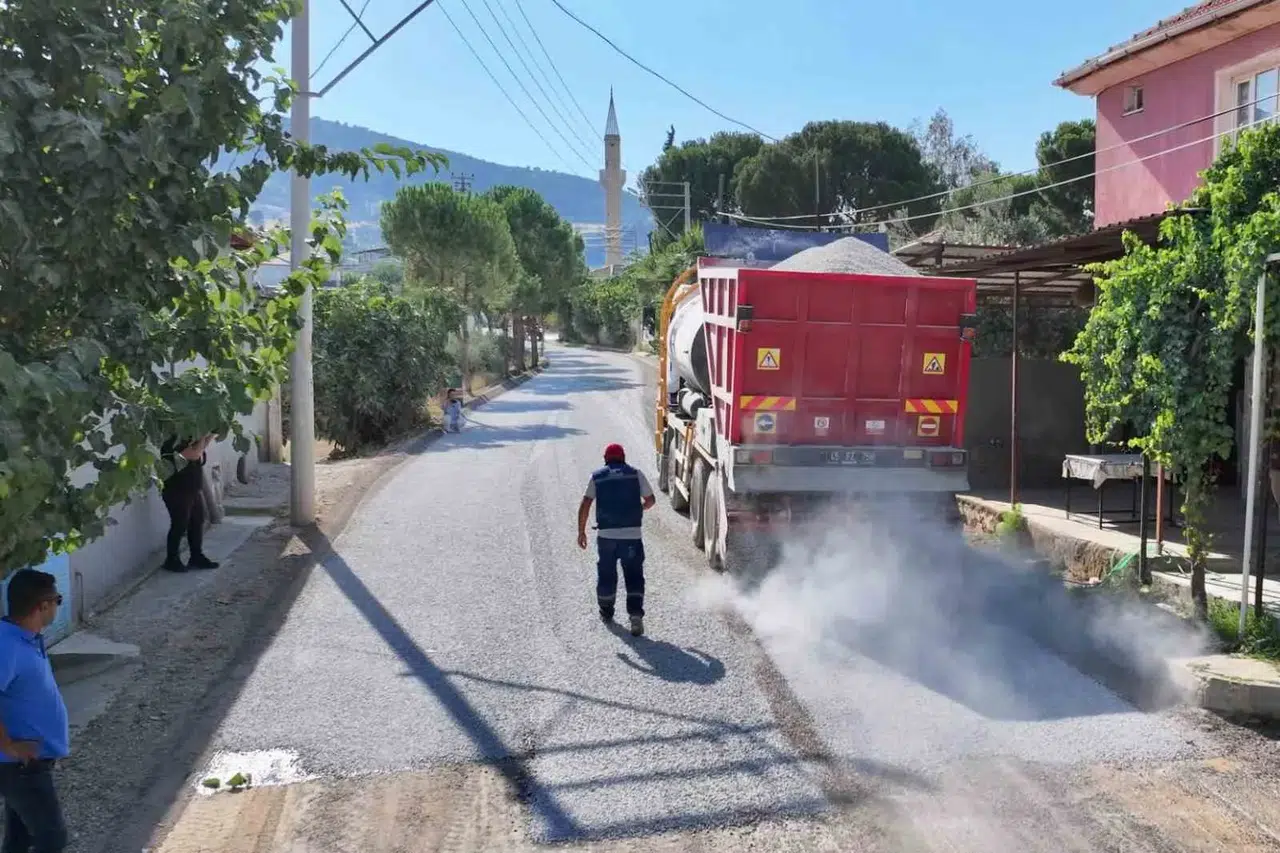 Alaşehir’de ulaşım çilesine asfaltlı çözüm: Üreticinin yüzü güldü