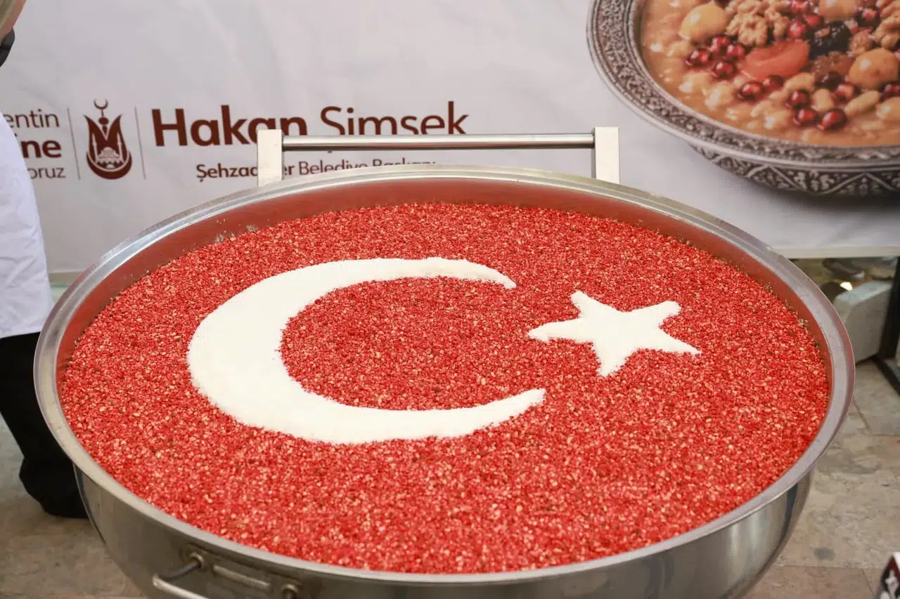 Şehzadeler’de Muharrem bereketi: Başkan Şimşek kazanların başına geçti