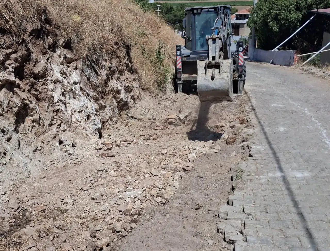 Koçarlı'da ulaşım seferberliği: Şahinciler'de yollar genişliyor