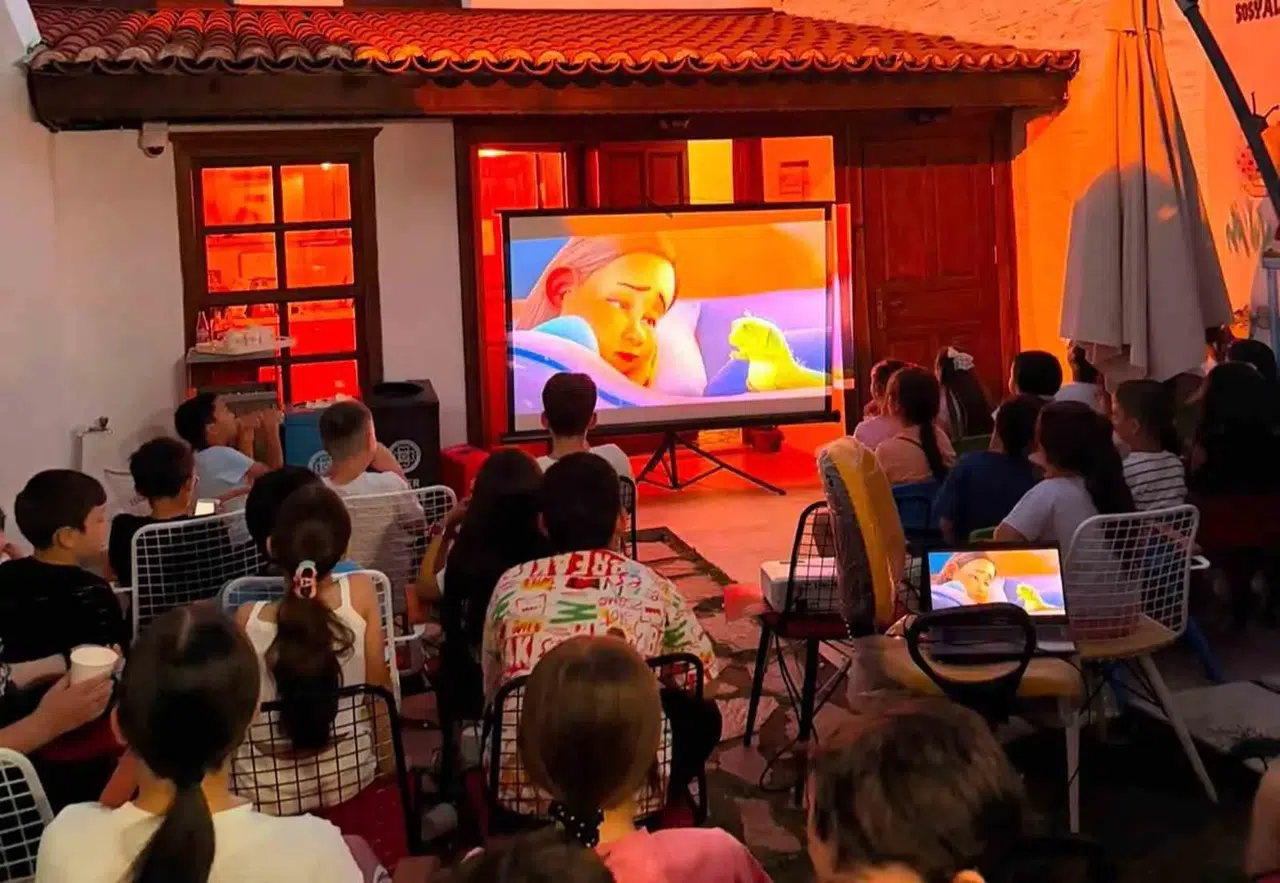 Muğla’da karne coşkusu beyaz perdeye taşındı: 300 çocuk unutulmaz bir gün yaşadı